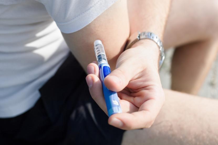 Man with Type 1 Diabetes Criticized after Injecting in Public
