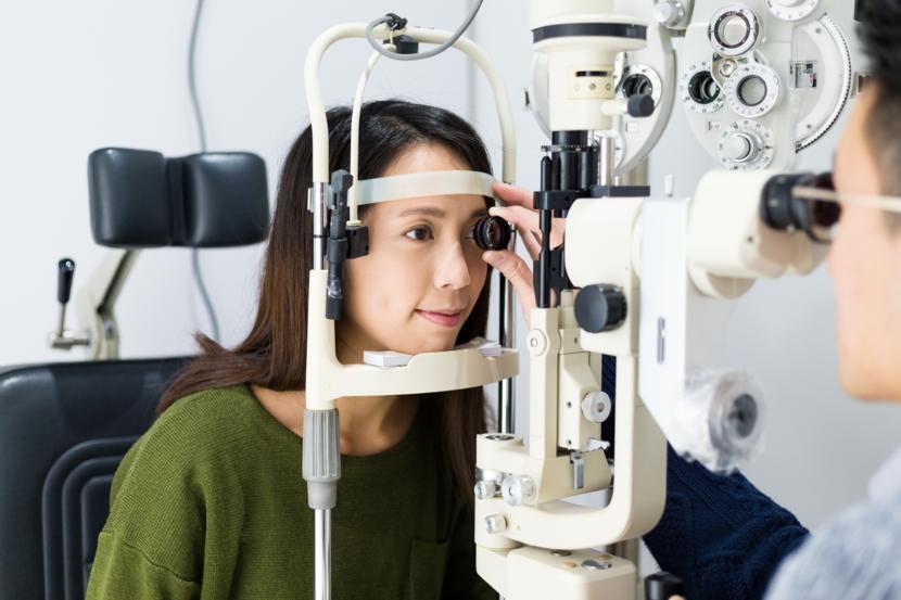 What Specialists Treat Cataracts?